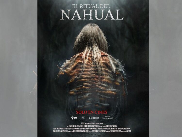 Escena oscura de El Ritual del Nahual con figura mística en un entorno rural inspirado en la mitología mexicana.