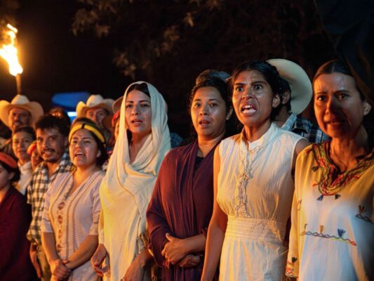 Escena oscura de El Ritual del Nahual con figura mística en un entorno rural inspirado en la mitología mexicana.