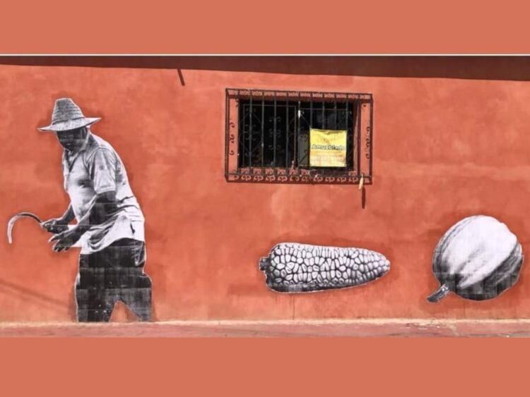 Murales y fotomurales comunitarios en San Bartolo Coyotepec que retratan artesanos del barro negro y tradiciones locales en espacios públicos.
