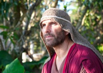 Arap Bethke caracterizado como el Apóstol Pedro durante el rodaje de la serie sobre la última semana de Jesús.
