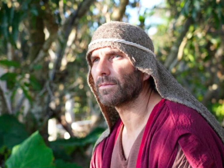 Arap Bethke caracterizado como el Apóstol Pedro durante el rodaje de la serie sobre la última semana de Jesús.