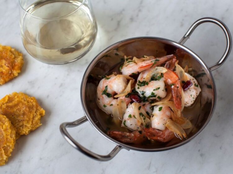 Dientes de ajo frescos sobre una superficie de cocina, listos para usarse en la preparación de distintos platillos.