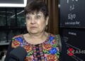 Lupita Sandoval sonríe durante una entrevista mientras habla de sus 55 años de carrera y su actividad en el teatro.