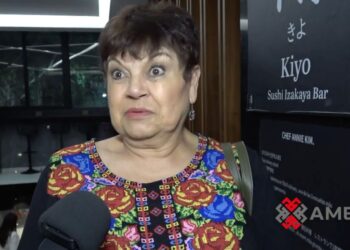 Lupita Sandoval sonríe durante una entrevista mientras habla de sus 55 años de carrera y su actividad en el teatro.