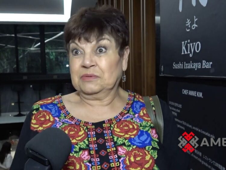 Lupita Sandoval sonríe durante una entrevista mientras habla de sus 55 años de carrera y su actividad en el teatro.