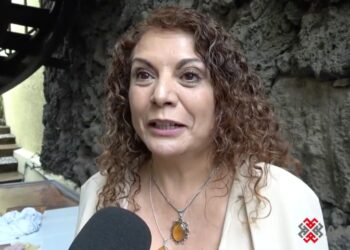 Aleyda Gallardo habla ante medios sobre las fallas en la votación de la ANDA y cuestiona la validez del proceso electoral.