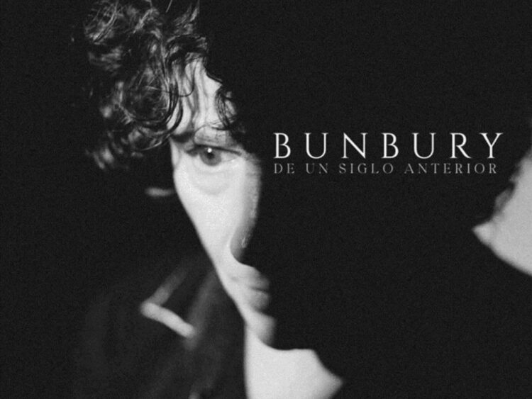 Enrique Bunbury durante la grabación de su disco “De un Siglo Anterior”, acompañado por músicos latinoamericanos en estudio.