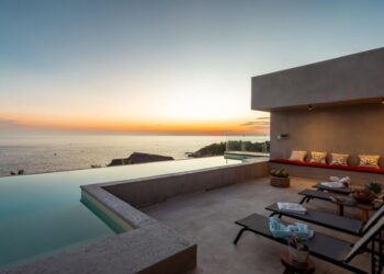 Vista de Olita Puerto Escondido con arquitectura orgánica frente al mar, terrazas abiertas y entorno natural que promueve descanso y bienestar.