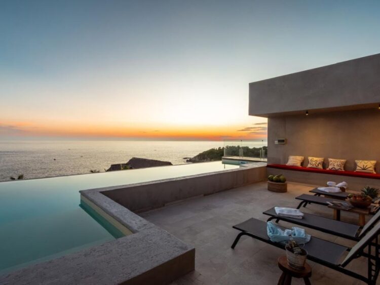 Vista de Olita Puerto Escondido con arquitectura orgánica frente al mar, terrazas abiertas y entorno natural que promueve descanso y bienestar.