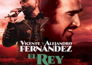 Participantes del concurso “Buscando la Nueva Voz de Expo Compositores” durante una presentación en vivo en la Ciudad de México, acompañados por el cantautor Miguel Luna.