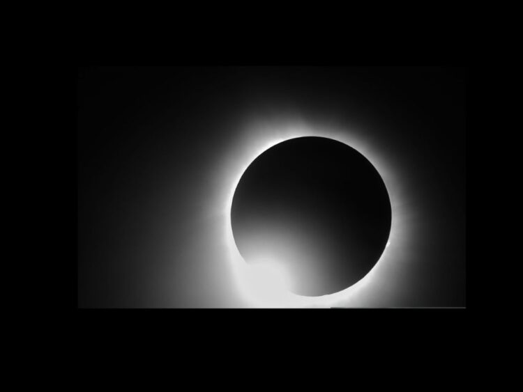 Cielo nocturno oscuro durante la fase de Luna Nueva, cuando el satélite no es visible desde la Tierra al alinearse con el Sol.