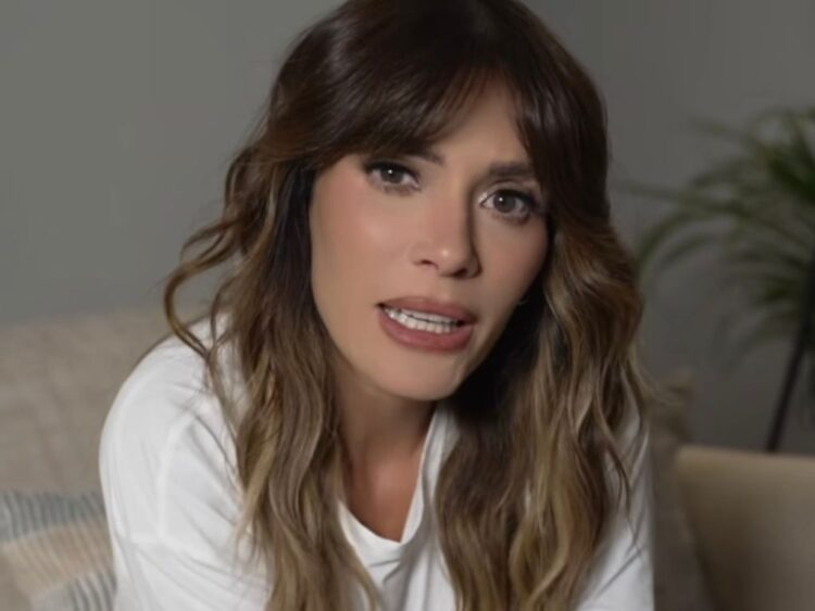 Kany García canta en vivo frente a un recinto lleno en México durante el arranque de su gira, mientras el público corea sus canciones.