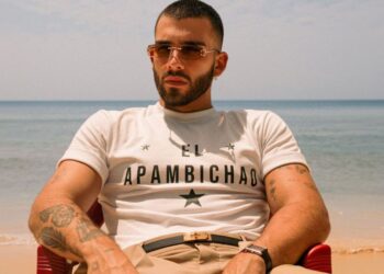 Manuel Turizo en sesión promocional de su álbum “APAMBICHAO”, reflejando la identidad caribeña y urbana de su música.