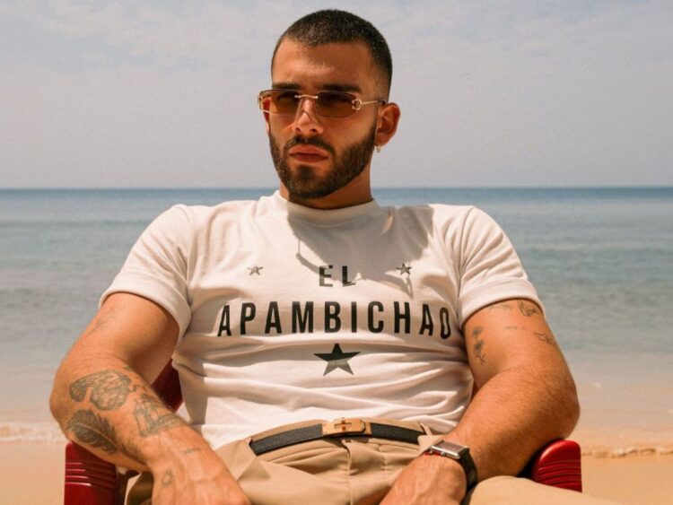 Manuel Turizo en sesión promocional de su álbum “APAMBICHAO”, reflejando la identidad caribeña y urbana de su música.