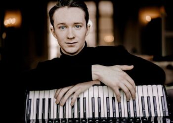 Escenario del Teatro Mayor de Bogotá con músicos interpretando violonchelo, acordeón, piano y guitarra en una serie de conciertos internacionales.