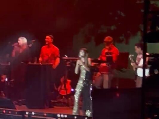 Kany García canta en vivo frente a un recinto lleno en México durante el arranque de su gira, mientras el público corea sus canciones.Kany García canta en vivo frente a un recinto lleno en México durante el arranque de su gira, mientras el público corea sus canciones.
