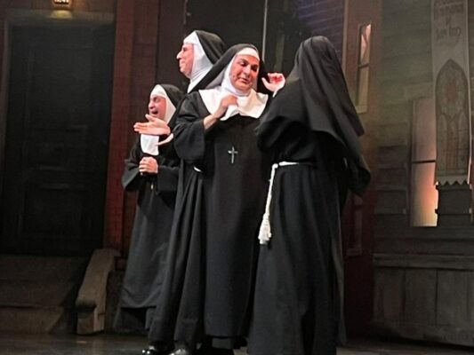 Juan Torres junto a Lola Cortés, Rogelio Suárez y Rosario Murrieta durante la presentación de la obra Sorpresas A-mén ante medios en el Teatro Hidalgo.