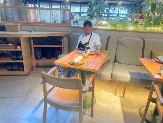 El chef Erik García prepara tacos con ingredientes innovadores en una cocina donde fusiona tradición mexicana y técnicas contemporáneas.