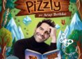 Arap Bethke sostiene su libro Pizzly durante una presentación para niños y familias en el Papalote Museo del Niño.