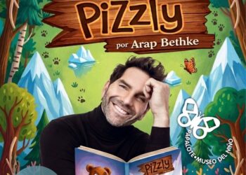 Arap Bethke sostiene su libro Pizzly durante una presentación para niños y familias en el Papalote Museo del Niño.