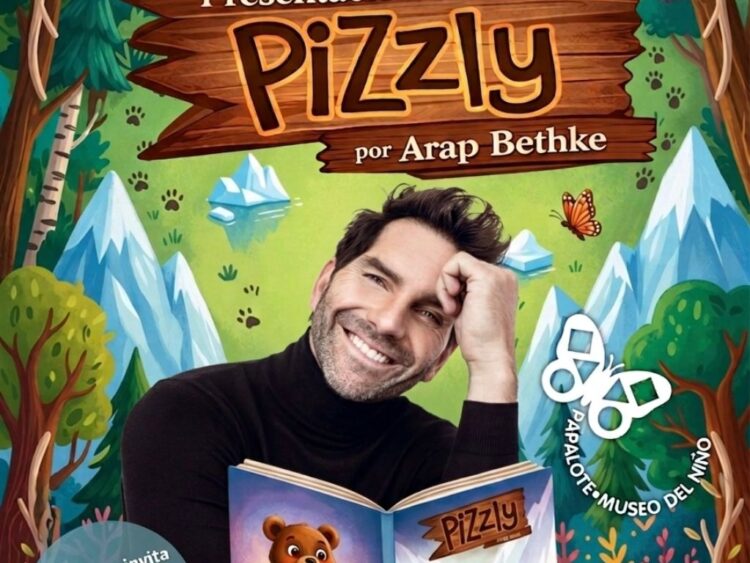 Arap Bethke sostiene su libro Pizzly durante una presentación para niños y familias en el Papalote Museo del Niño.