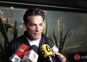 Cristián de la Fuente durante una entrevista, donde habla sobre su experiencia con la depresión y la importancia de acudir a terapia.