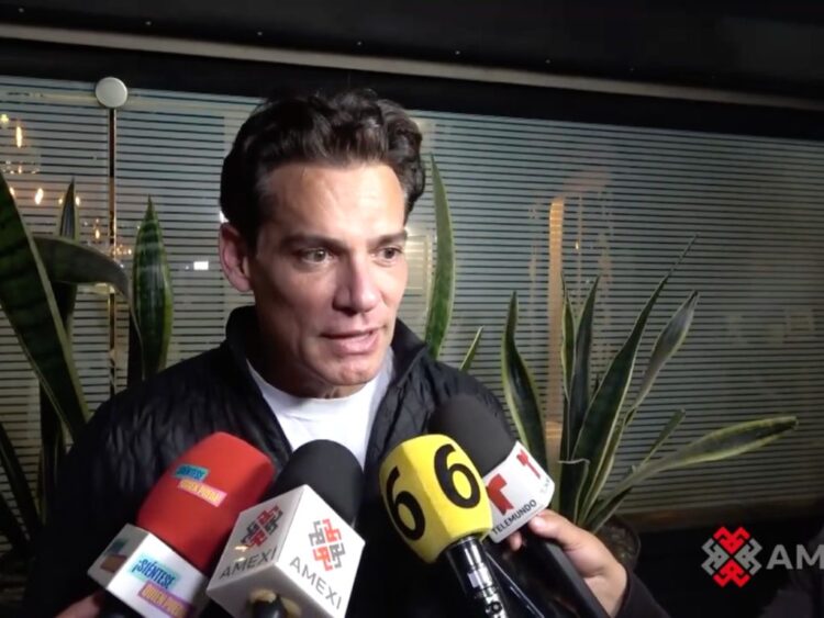 Cristián de la Fuente durante una entrevista, donde habla sobre su experiencia con la depresión y la importancia de acudir a terapia.