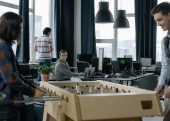 Pantalla de videoconferencia con jóvenes y especialistas de varios países durante la Cumbre Mundial sobre Salud Mental Juvenil.