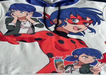 Stand de Miraculous en CCXP México 2026 con playeras y sudaderas de estilo manga y streetwear.