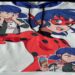 Stand de Miraculous en CCXP México 2026 con playeras y sudaderas de estilo manga y streetwear.