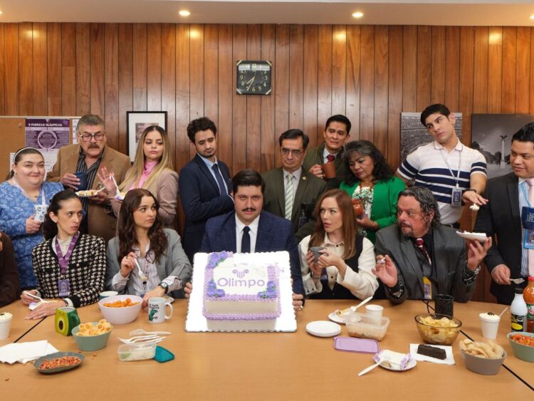 Reparto de la serie mexicana La Oficina en una escena dentro de una oficina, con ambiente laboral cómico y situaciones incómodas.