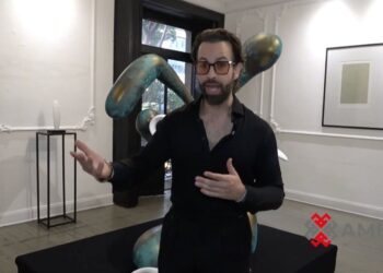 Diego de Erice posa junto a sus esculturas en la exposición DDE: Florencia a Milán en Casa Milán.