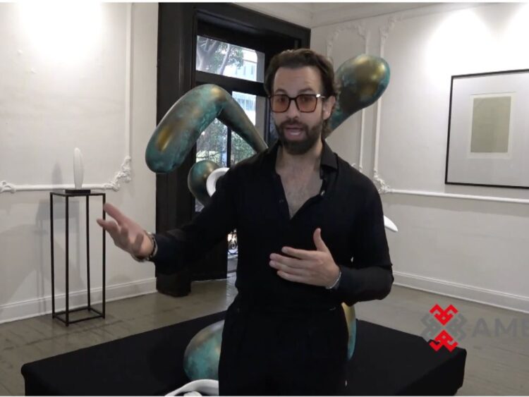 Diego de Erice posa junto a sus esculturas en la exposición DDE: Florencia a Milán en Casa Milán.