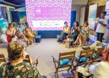 Joelma Gonzaga durante su participación en el Foro Noronha2B, donde anuncia la creación de Brasil Film Commission para impulsar el cine y atraer producciones internacionales.