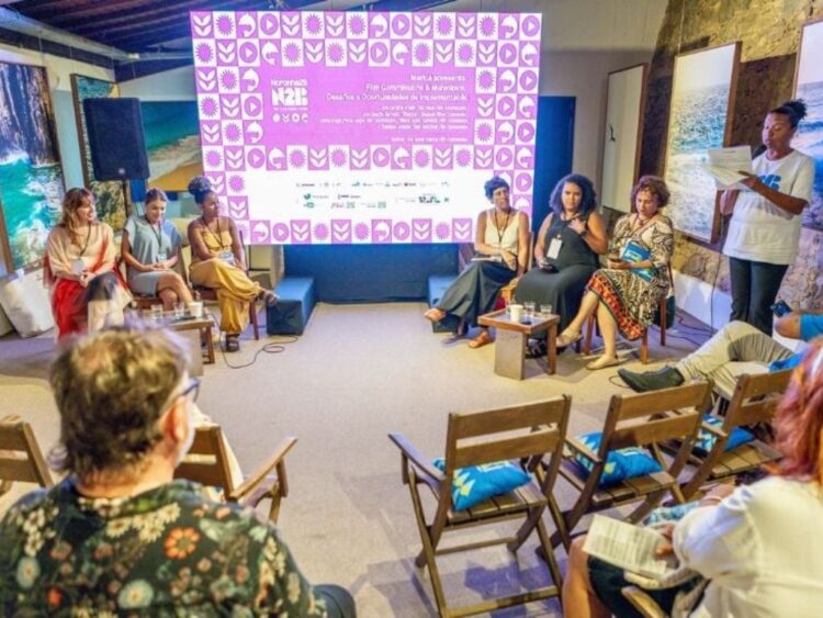 Joelma Gonzaga durante su participación en el Foro Noronha2B, donde anuncia la creación de Brasil Film Commission para impulsar el cine y atraer producciones internacionales.