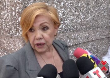 Silvia Urquidi habla ante medios y muestra documentos legales sobre presunto fraude relacionado con propiedades de Juan Gabriel.
