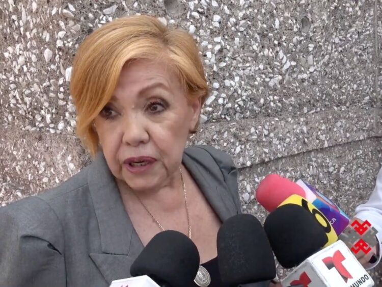 Silvia Urquidi habla ante medios y muestra documentos legales sobre presunto fraude relacionado con propiedades de Juan Gabriel.