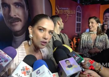 Carolina Miranda sonríe durante entrevista mientras habla de su compromiso y la entrega de su anillo de compromiso.