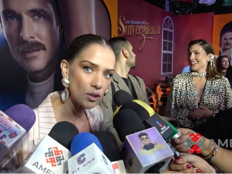 Carolina Miranda sonríe durante entrevista mientras habla de su compromiso y la entrega de su anillo de compromiso.