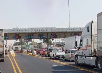 Tráfico y largas filas en salidas de CDMX por Semana Santa