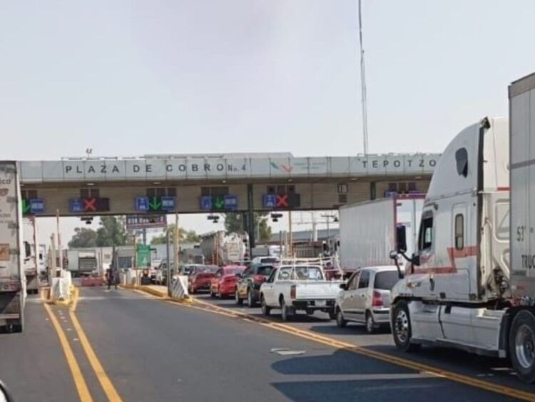 Tráfico y largas filas en salidas de CDMX por Semana Santa