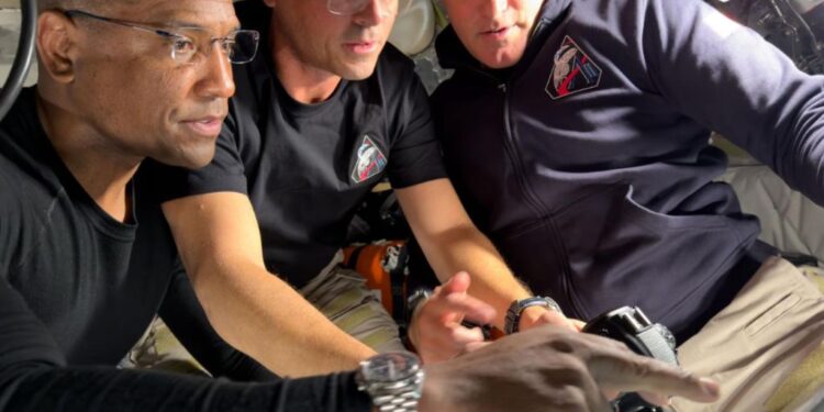 El piloto Victor Glover, el comandante Reid Wiseman y el especialista Jeremy Hansen trabajan juntos.