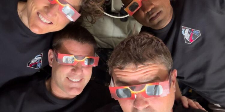 Orión capta eclipse solar histórico, durante misión Artemis II (fotogalería)