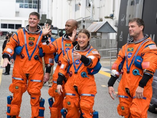 Christina Hammock Koch, única mujer a bordo del Orión, sonríe mientras sus compañeros saludan