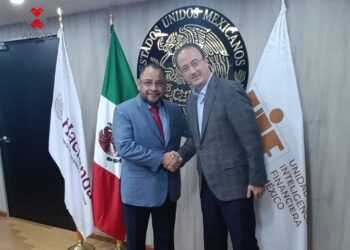 UIF y agentes aduanales refuerzan cooperación para prevenir riesgos en comercio exterior.