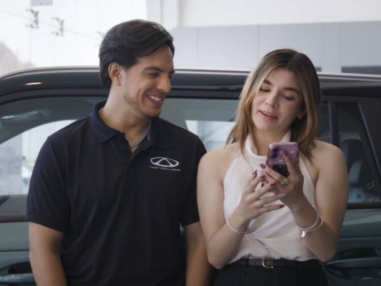 Vadhir Derbez se convierte en vendedor y presenta una SUV pensada para viajar con mascotas