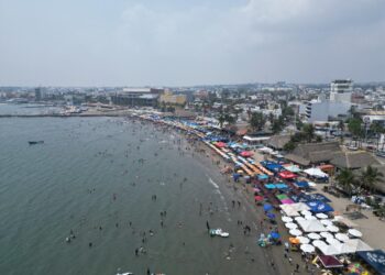 Veracruz sin chapopote; gobierno del estado presume playas llenas en Semana Santa