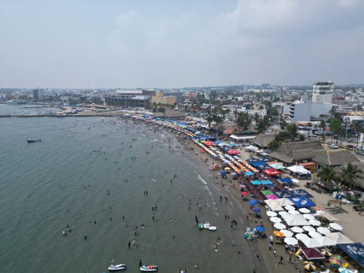 Veracruz sin chapopote; gobierno del estado presume playas llenas en Semana Santa