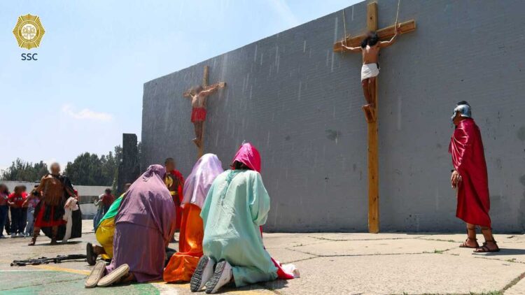 Internos del Reclusorio Oriente de la CDMX representan su propio Viacrucis