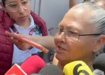 Doña Carlota sale de prisión entre porras y ovaciones